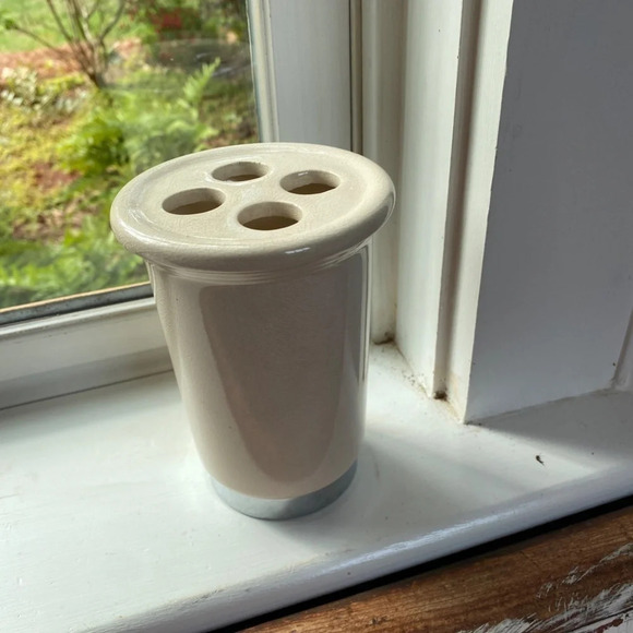 Morgan and Finch Poiters Ceramic Toothbrush Holder - Picture 3 of 4